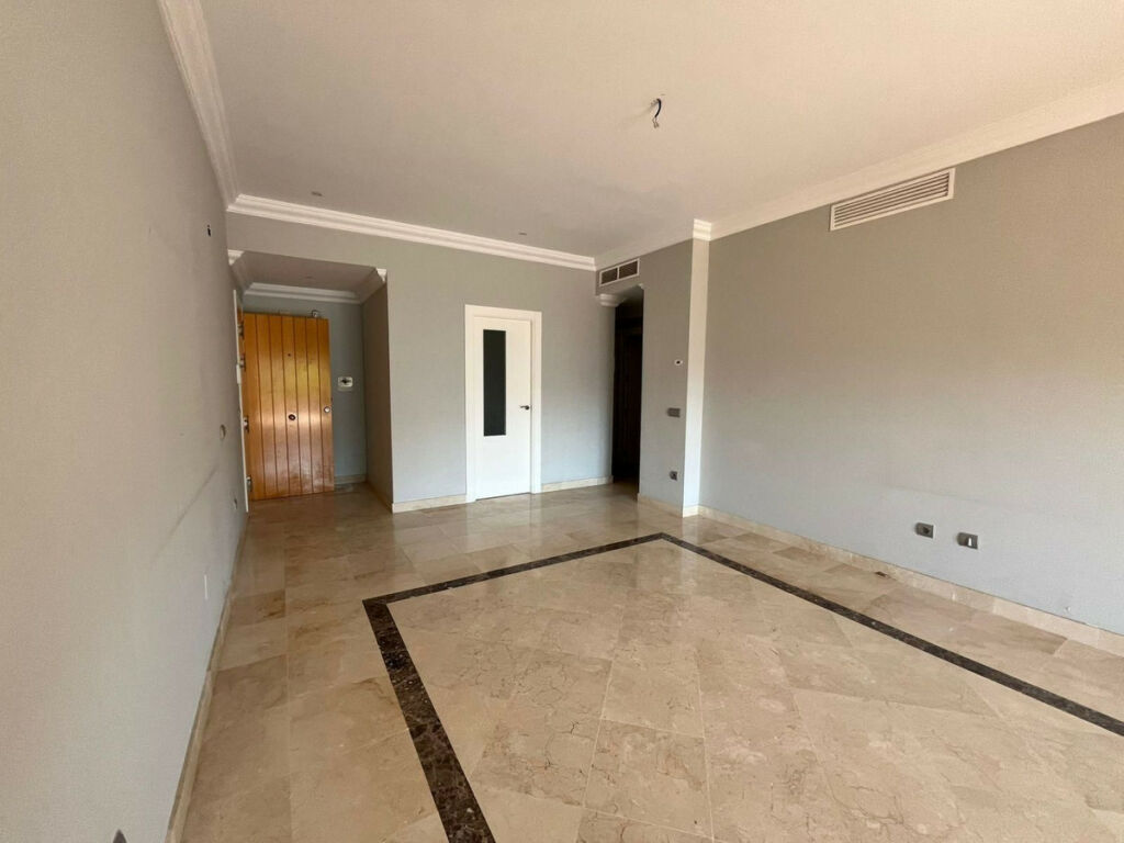 Middle Floor Apartment Estepona Málaga - image 7