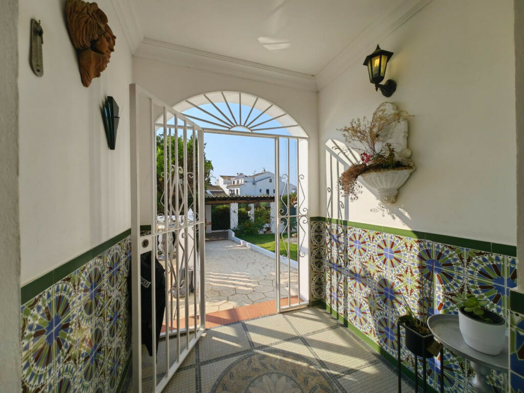 Detached Villa Estepona Málaga - image 7