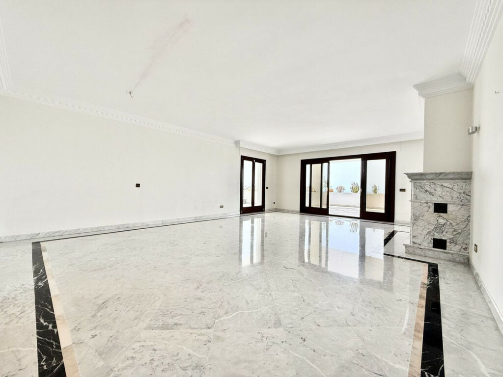 Middle Floor Apartment The Golden Mile Málaga - image 7