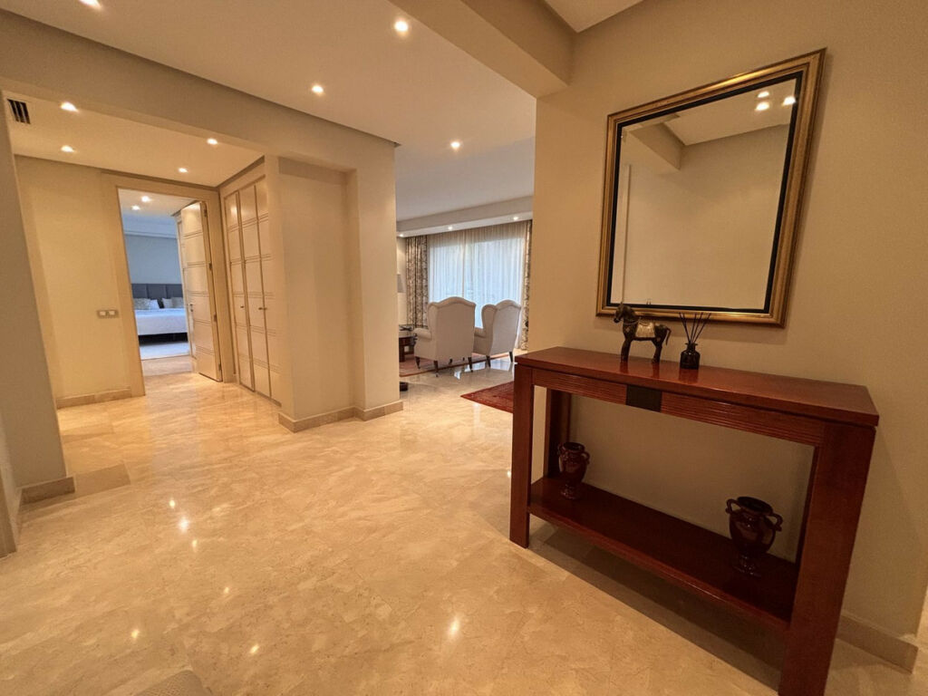 Middle Floor Apartment The Golden Mile Málaga - image 7