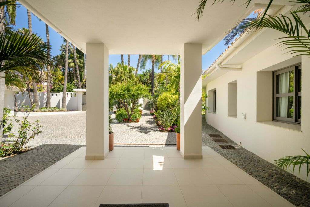 Detached Villa Nueva Andalucía Málaga - image 7