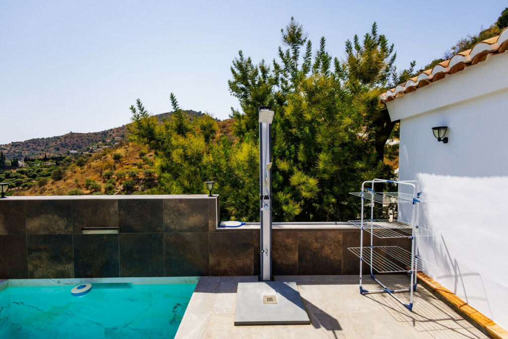 Detached Villa Sayalonga Málaga - image 8