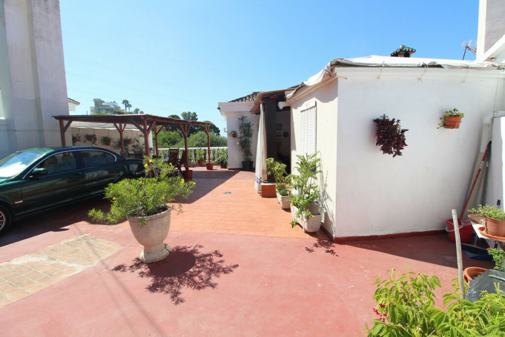 Detached Villa Nueva Andalucía Málaga - image 7
