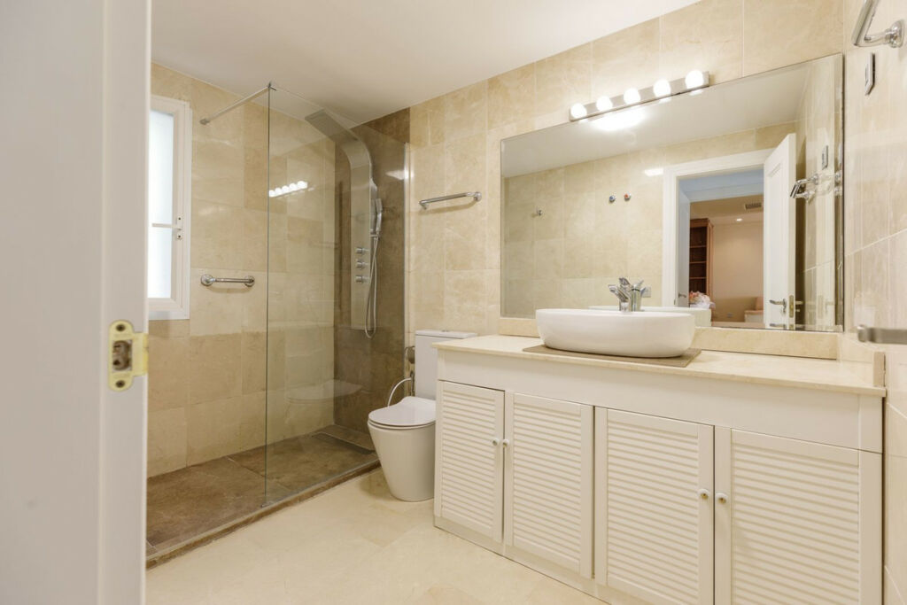Middle Floor Apartment La Quinta Málaga - image 7