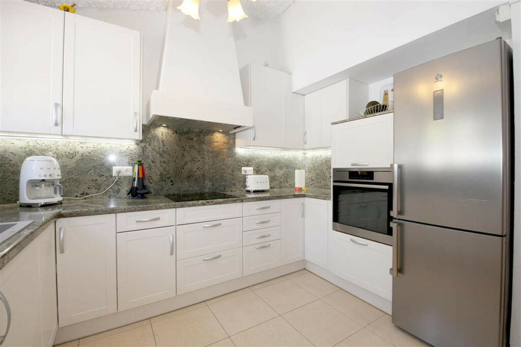 Detached Villa Estepona Málaga - image 7