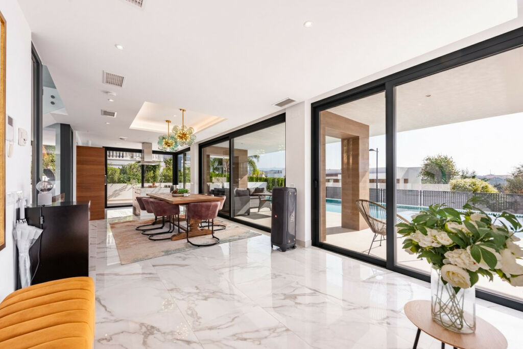 Detached Villa Estepona Málaga - image 7