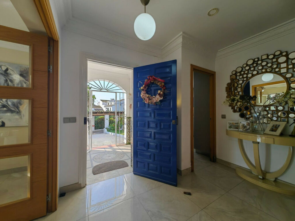 Detached Villa Estepona Málaga - image 8