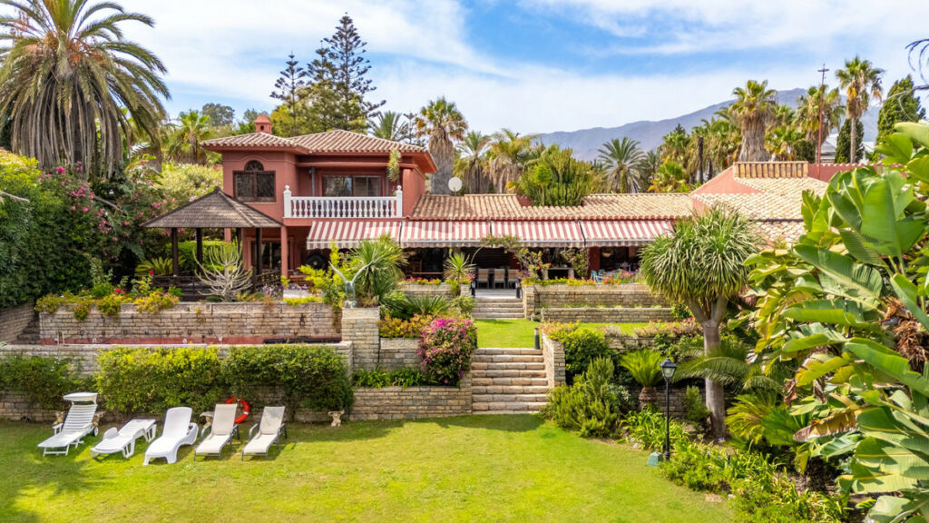 Detached Villa Estepona Málaga - image 8