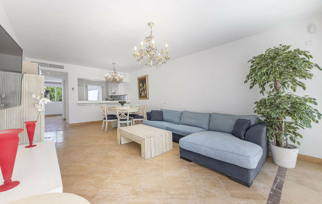 Top Floor Apartment Río Real Málaga - image 9
