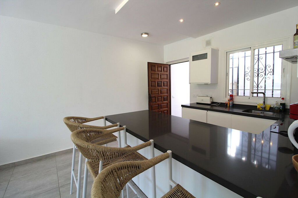 Ground Floor Apartment El Paraiso Málaga - image 8