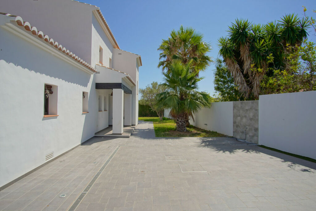 Detached Villa Moraira Alicante - image 8