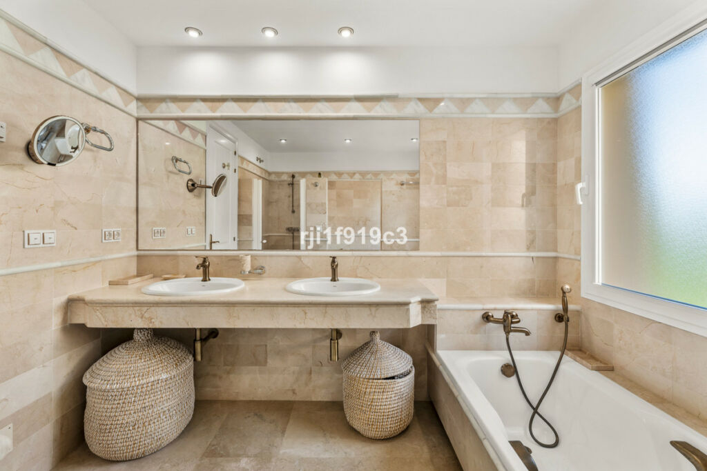 Middle Floor Apartment Elviria Málaga - image 8