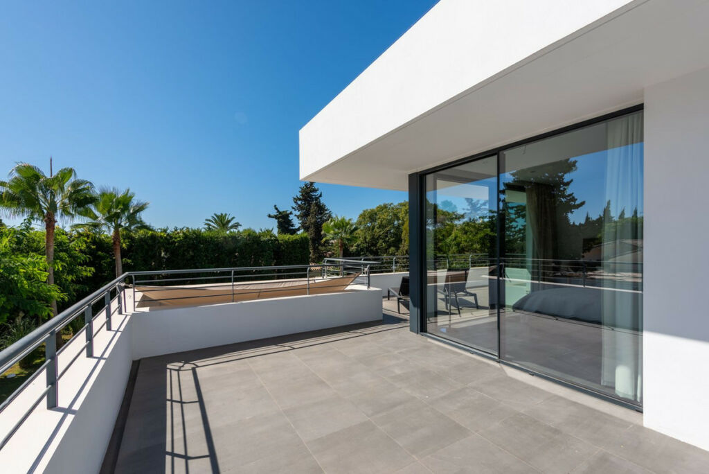 Detached Villa New Golden Mile Málaga - image 8