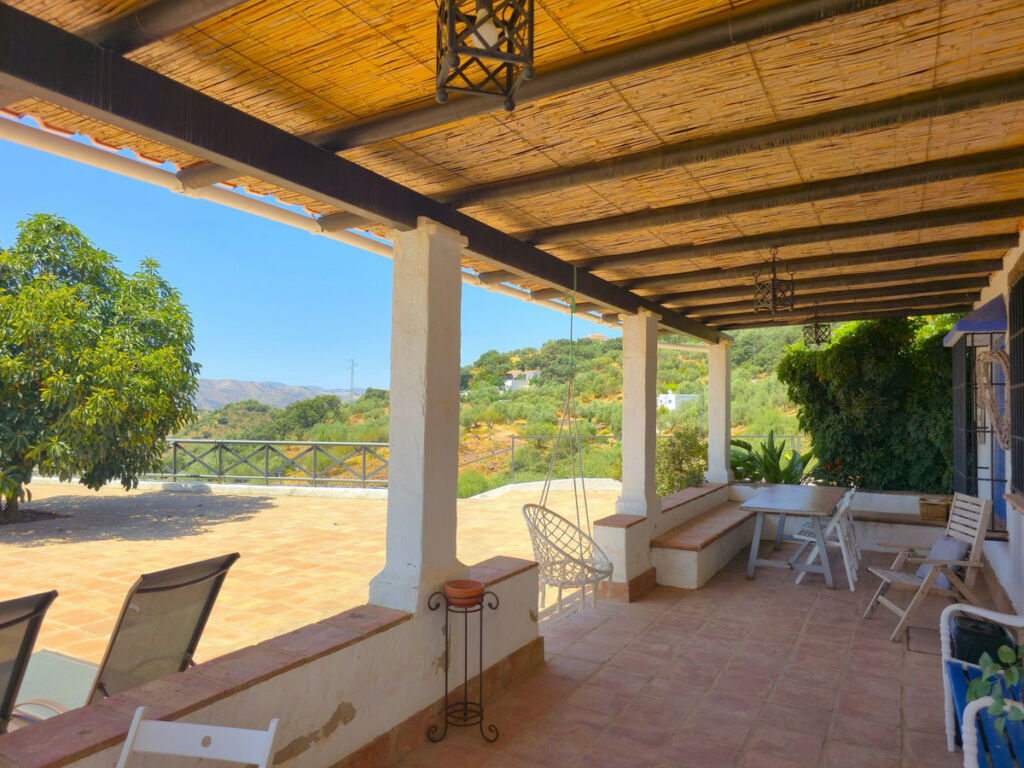 Detached Villa Riogordo Málaga - image 8