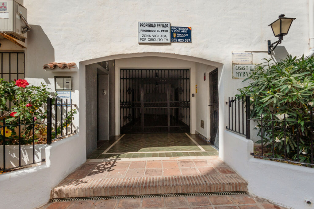Middle Floor Apartment Puerto Banús Málaga - image 8