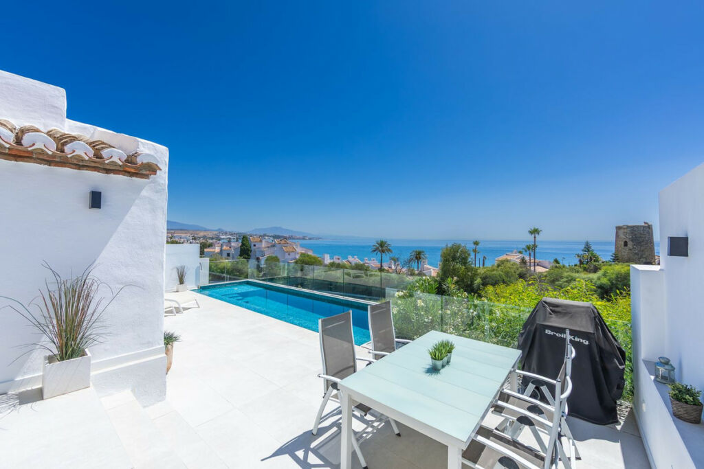 Detached Villa Estepona Málaga - image 8