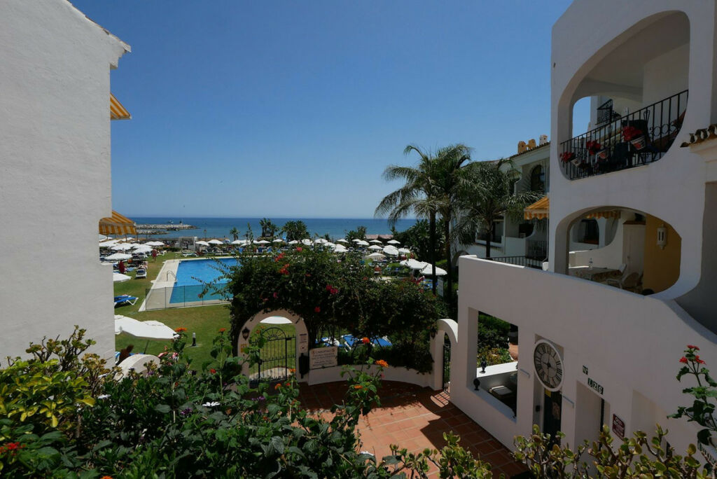 Middle Floor Apartment Cabopino Málaga - image 8