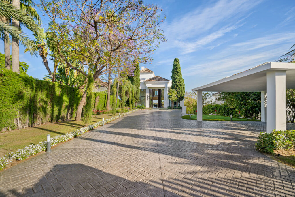 Detached Villa Nueva Andalucía Málaga - image 8
