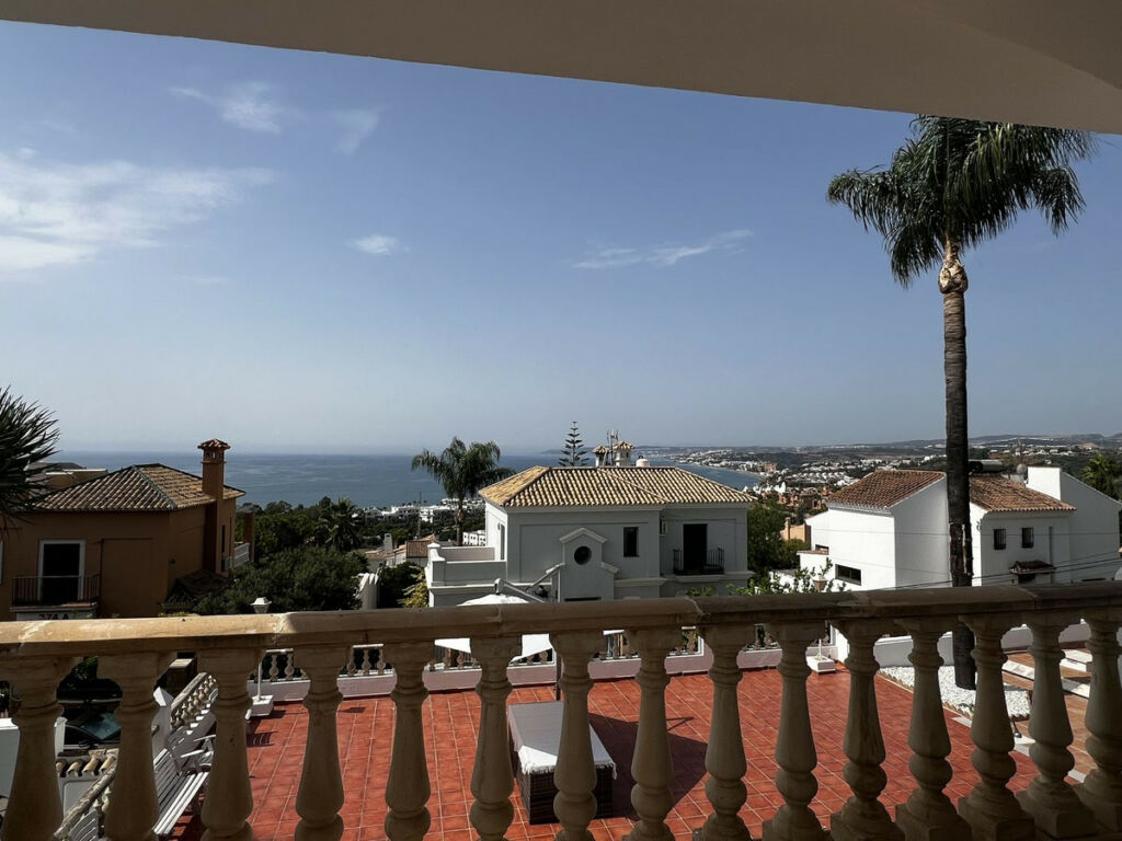 Detached Villa Estepona Málaga - image 8