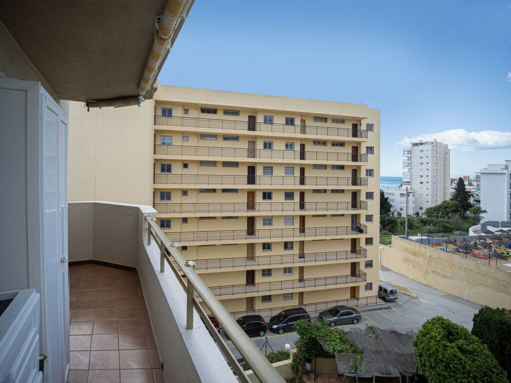 Middle Floor Apartment Benalmadena Málaga - image 8