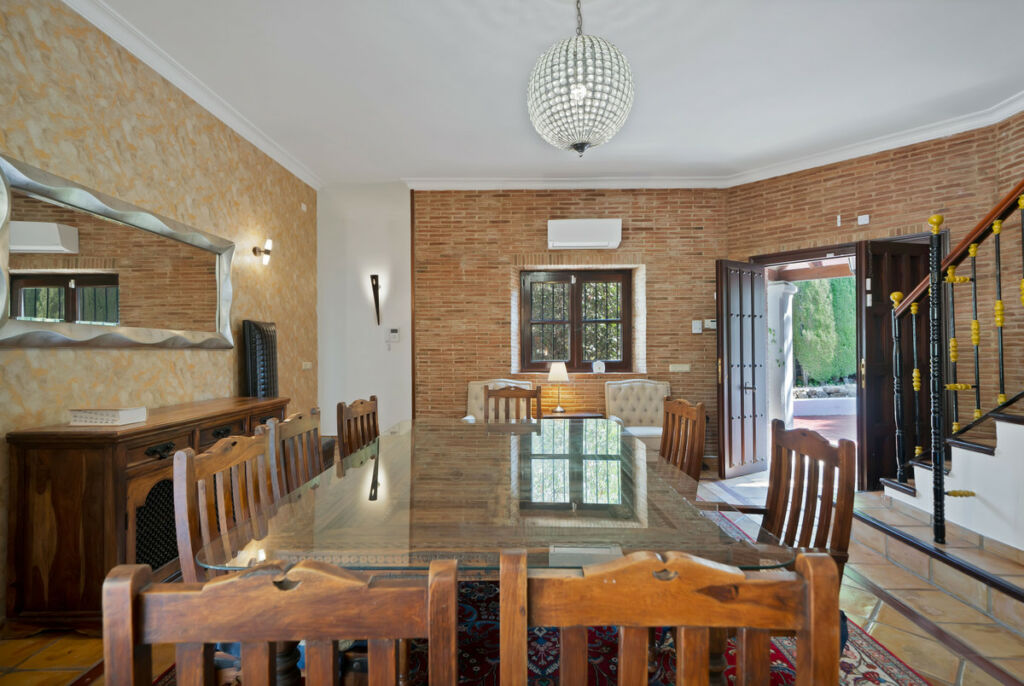 Detached Villa Estepona Málaga - image 8