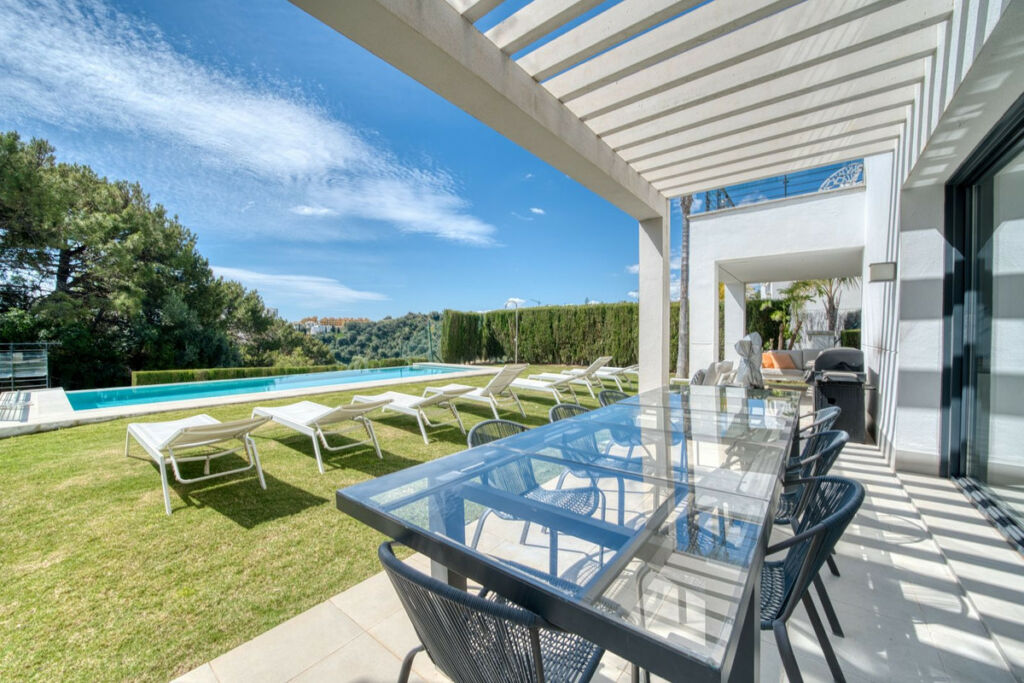Detached Villa Estepona Málaga - image 8