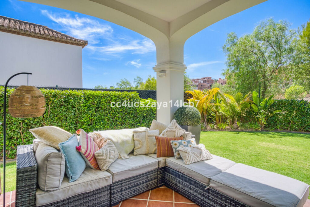 Detached Villa Estepona Málaga - image 8