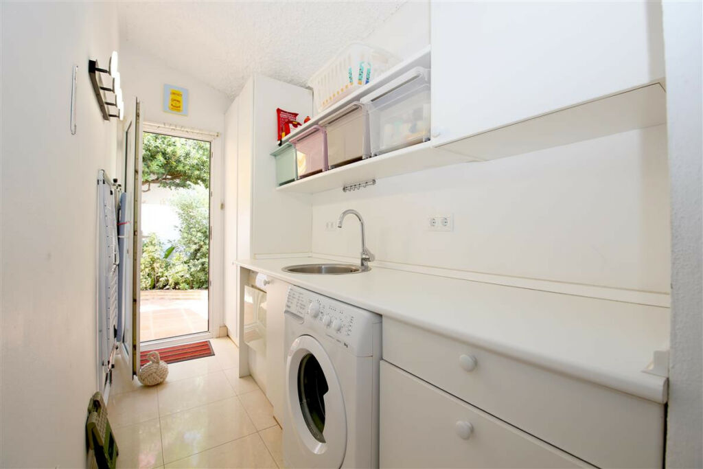 Detached Villa Estepona Málaga - image 8