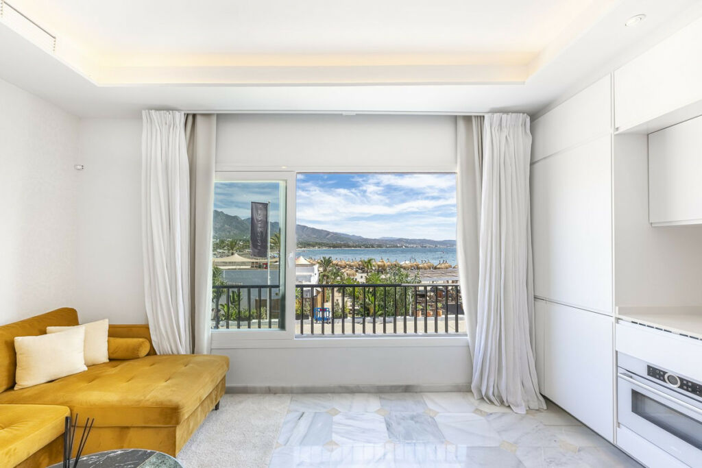 Top Floor Apartment Puerto Banús Málaga - image 8