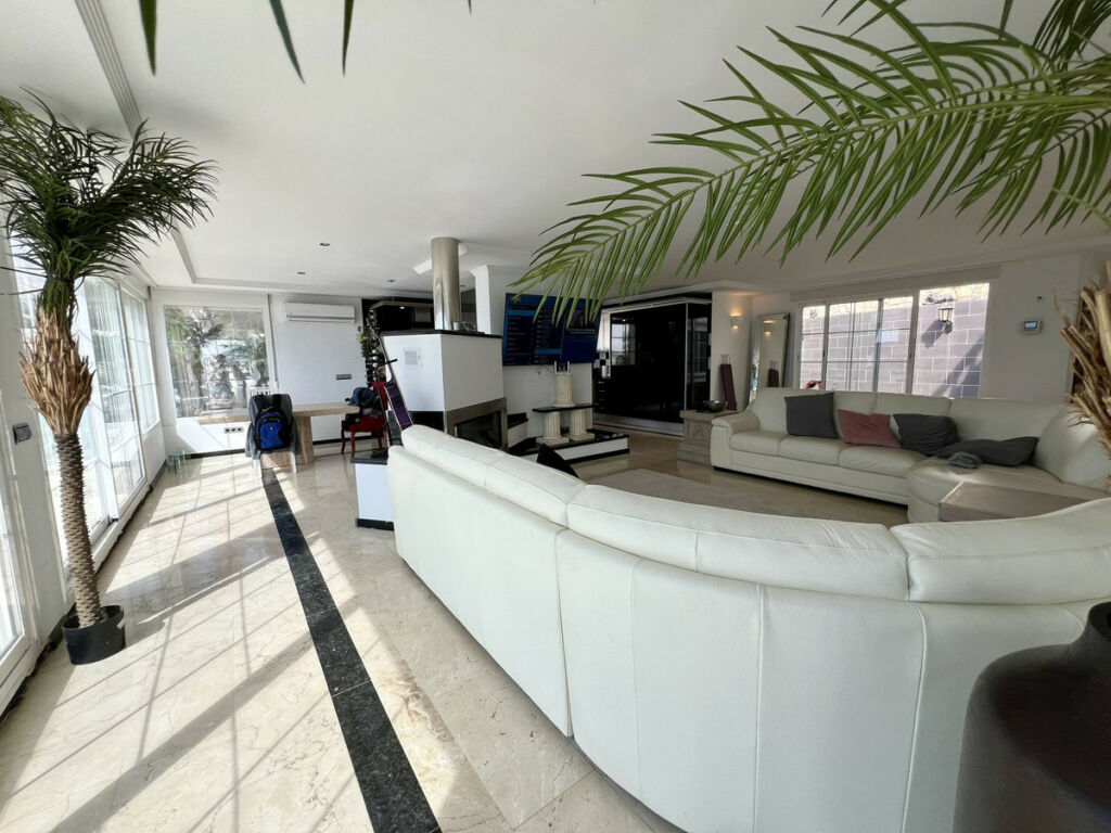 Detached Villa El Chaparral Málaga - image 8