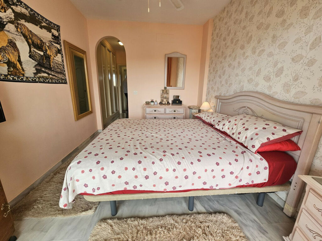 Middle Floor Apartment Calahonda Málaga - image 8