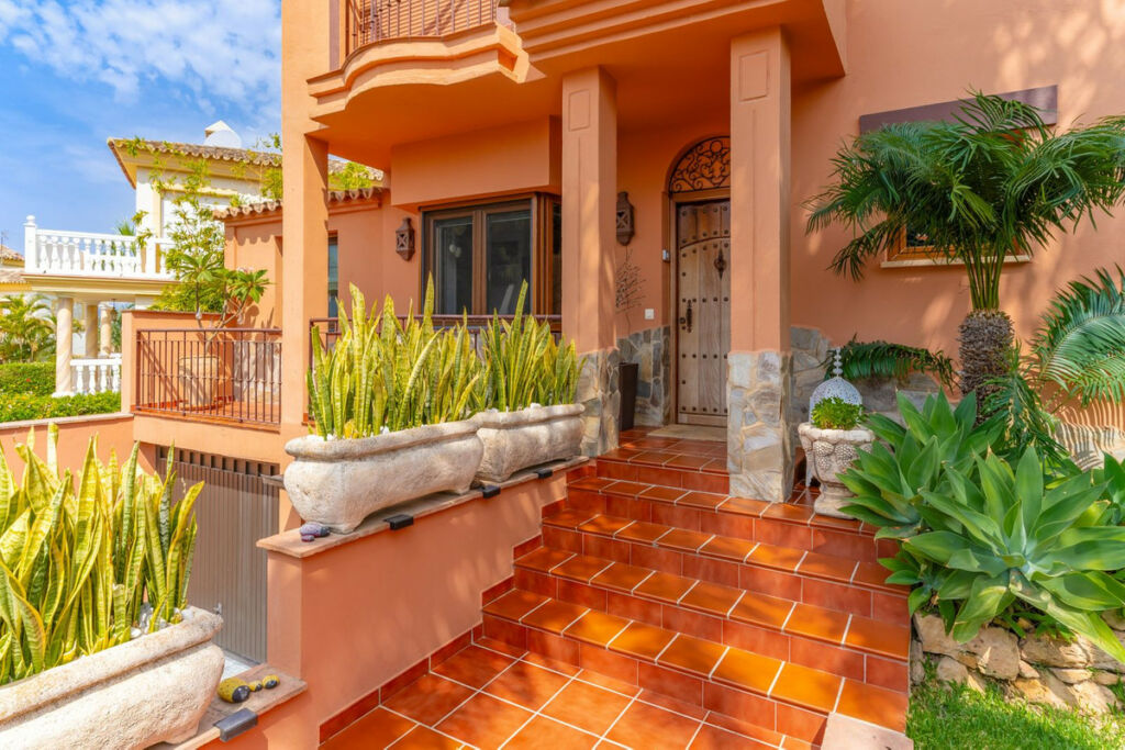 Detached Villa Sierrezuela Málaga - image 8