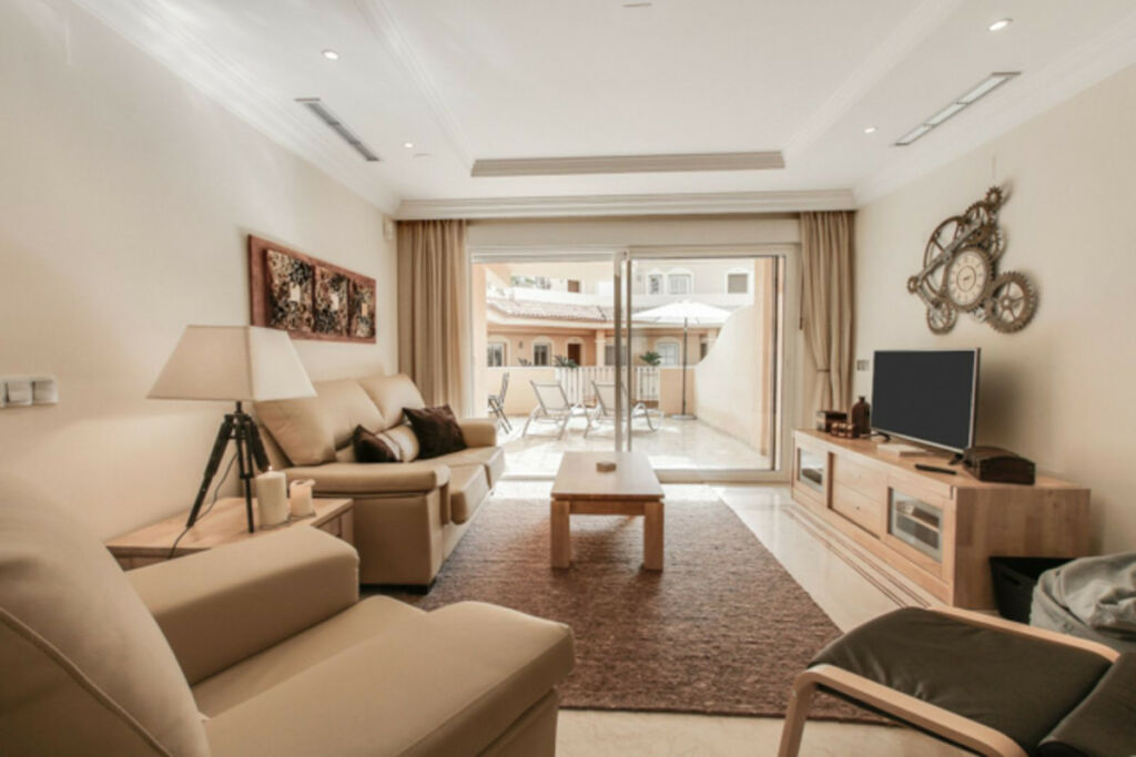 Ground Floor Apartment Aloha Málaga - image 8