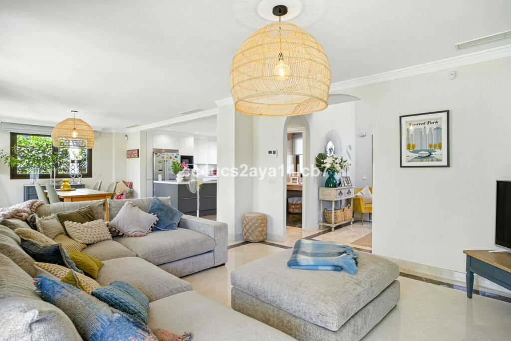 Detached Villa Estepona Málaga - image 9