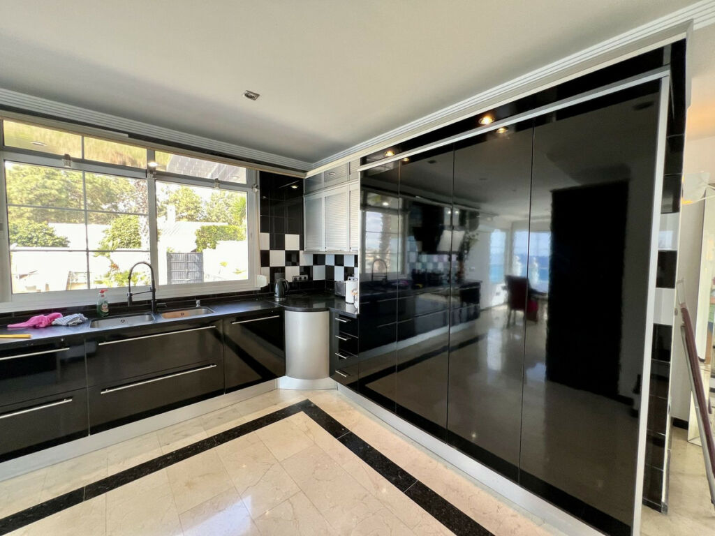 Detached Villa El Chaparral Málaga - image 9