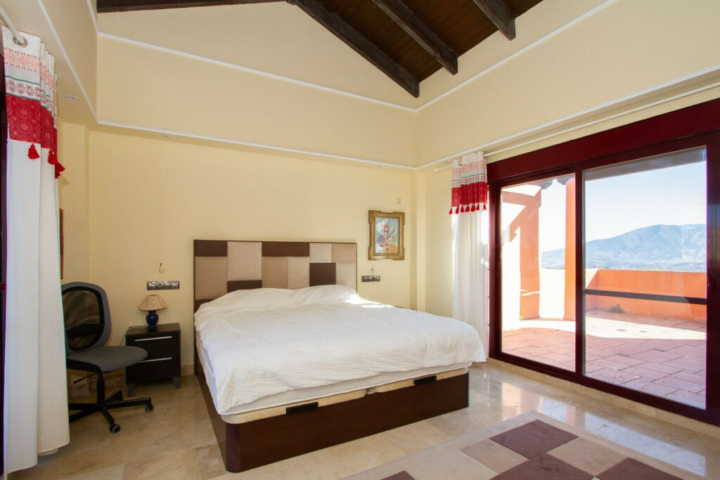 Penthouse La Mairena Málaga - image 9