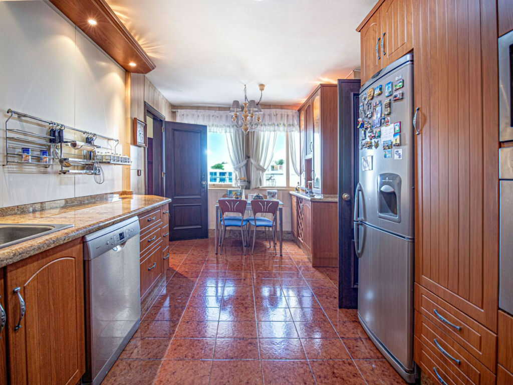 Middle Floor Apartment Benalmadena Málaga - image 9