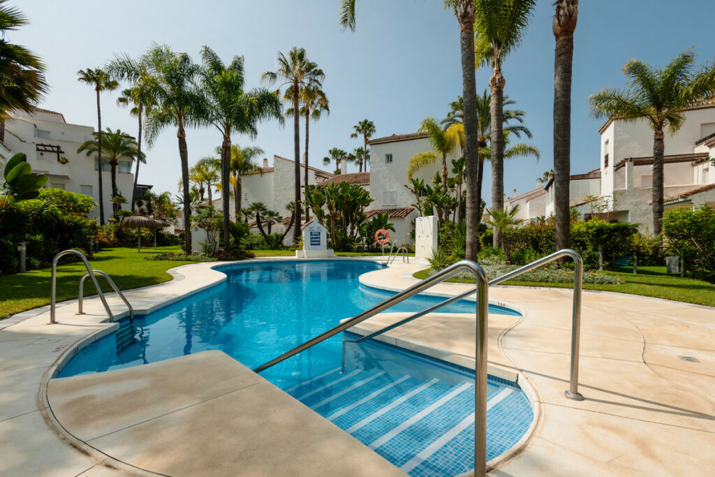 Middle Floor Apartment Bahía de Marbella Málaga - image 9