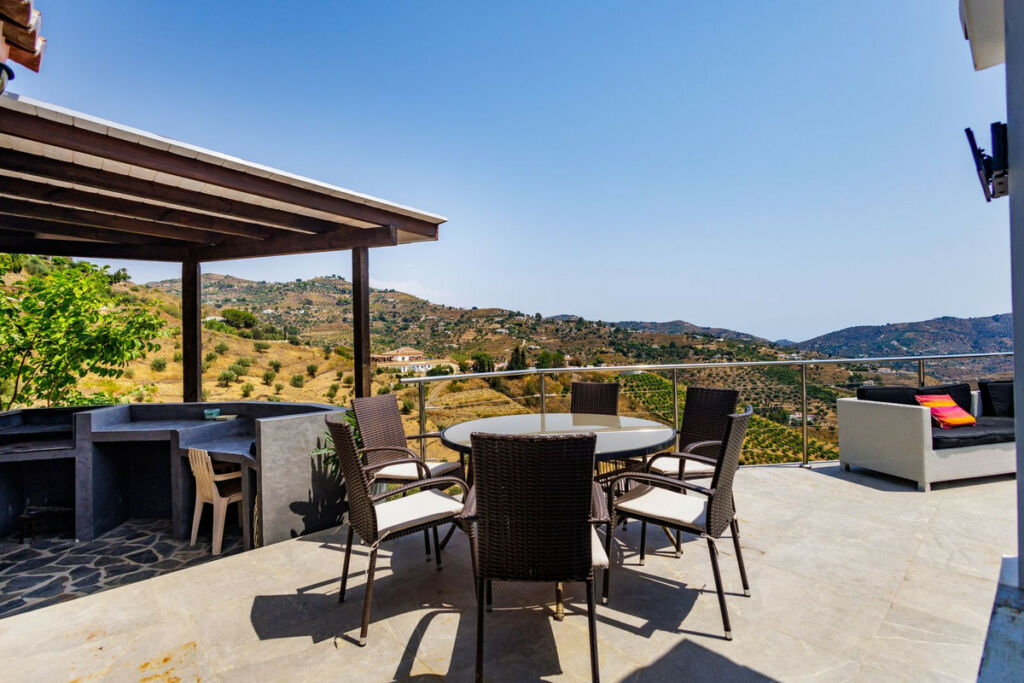 Detached Villa Sayalonga Málaga - image 10