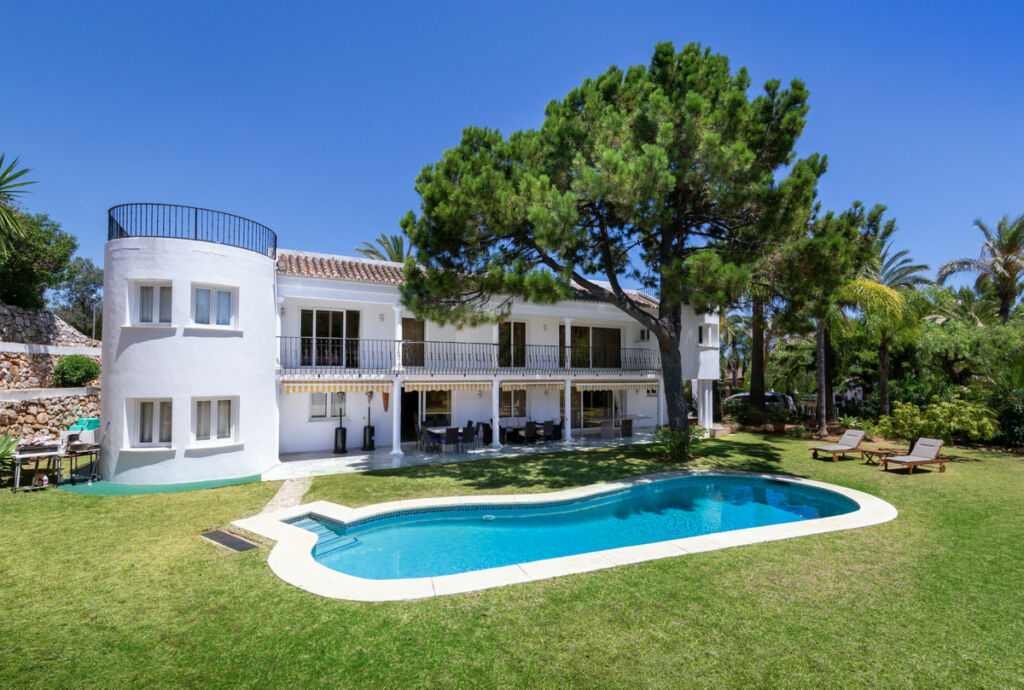 Detached Villa Sierra Blanca Málaga - image 9