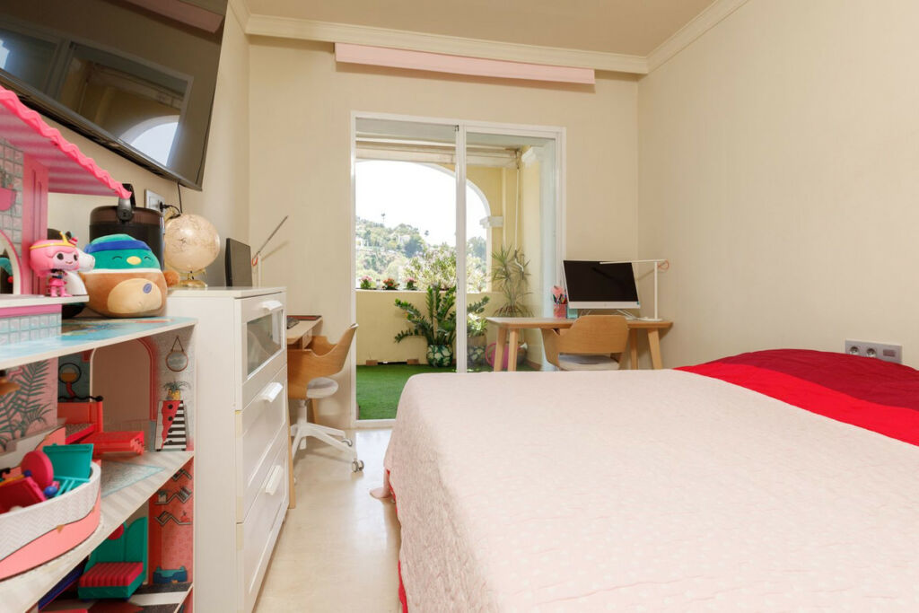 Middle Floor Apartment La Quinta Málaga - image 9