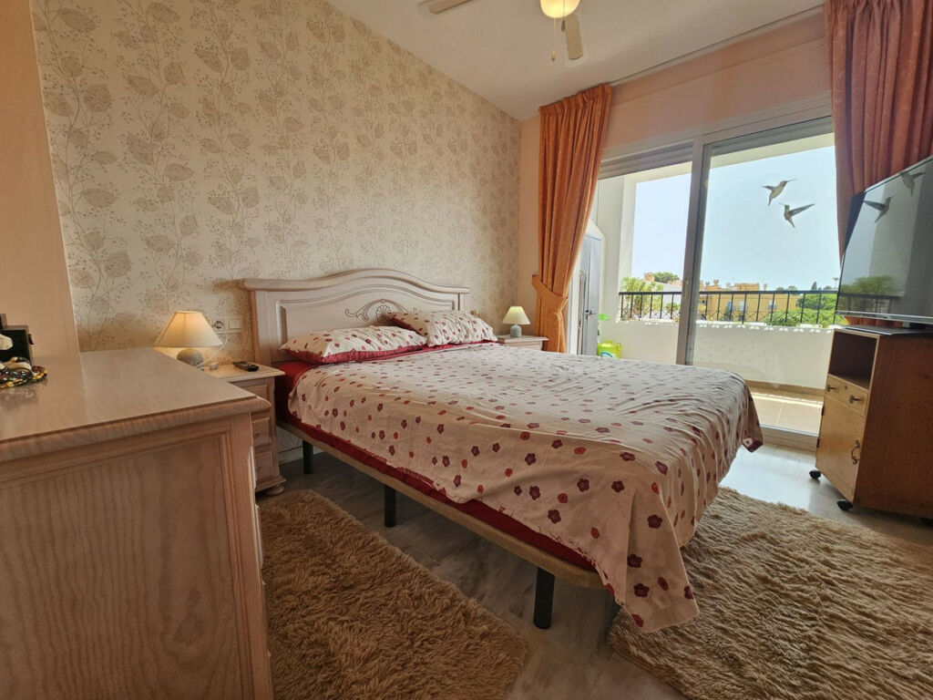 Middle Floor Apartment Calahonda Málaga - image 9