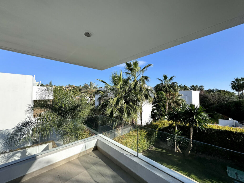 Detached Villa Estepona Málaga - image 9