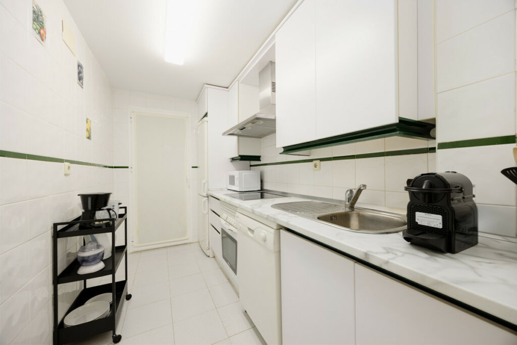 Middle Floor Apartment Nueva Andalucía Málaga - image 8
