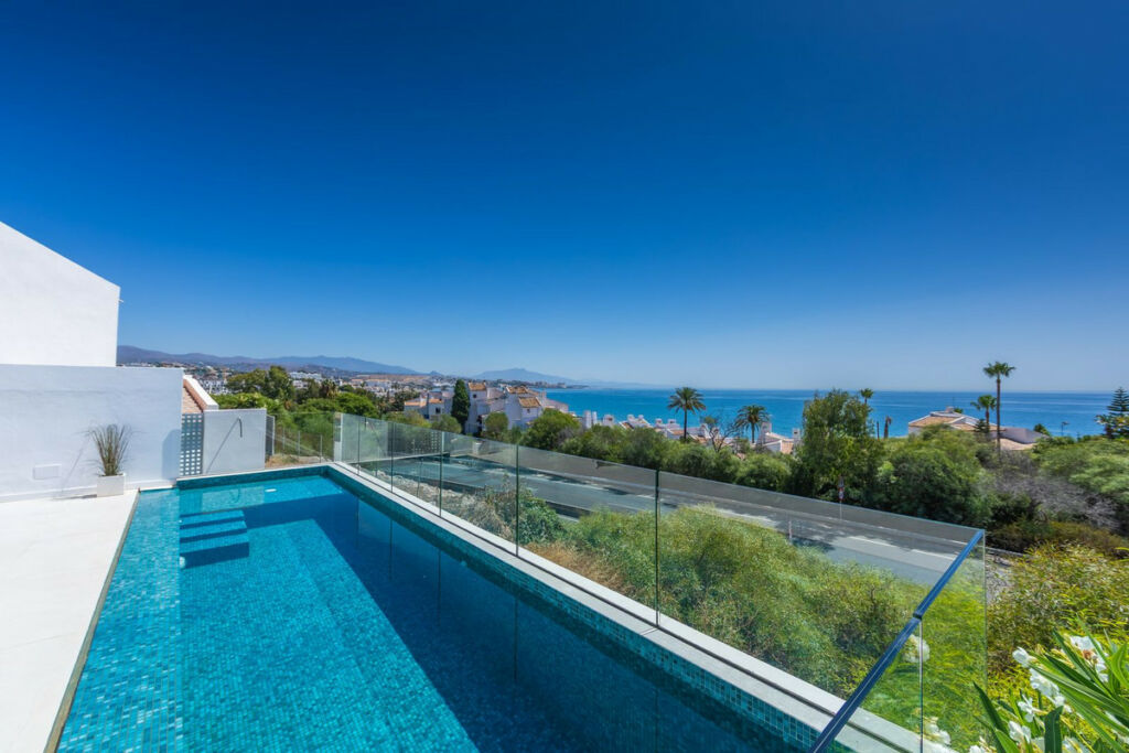 Detached Villa Estepona Málaga - image 9