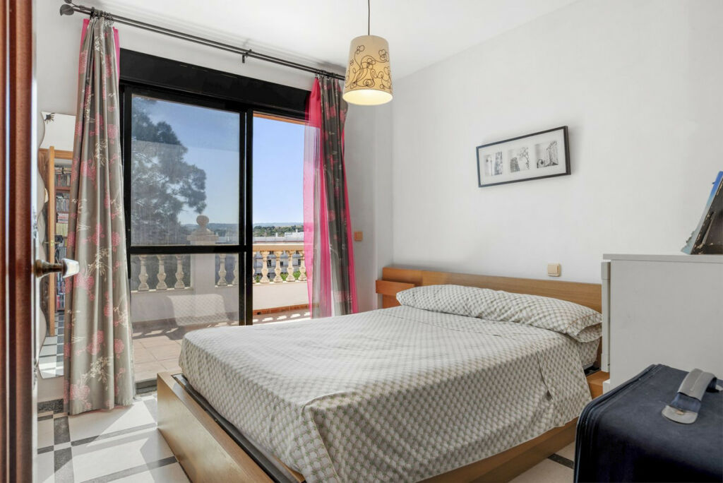 Detached Villa Estepona Málaga - image 9