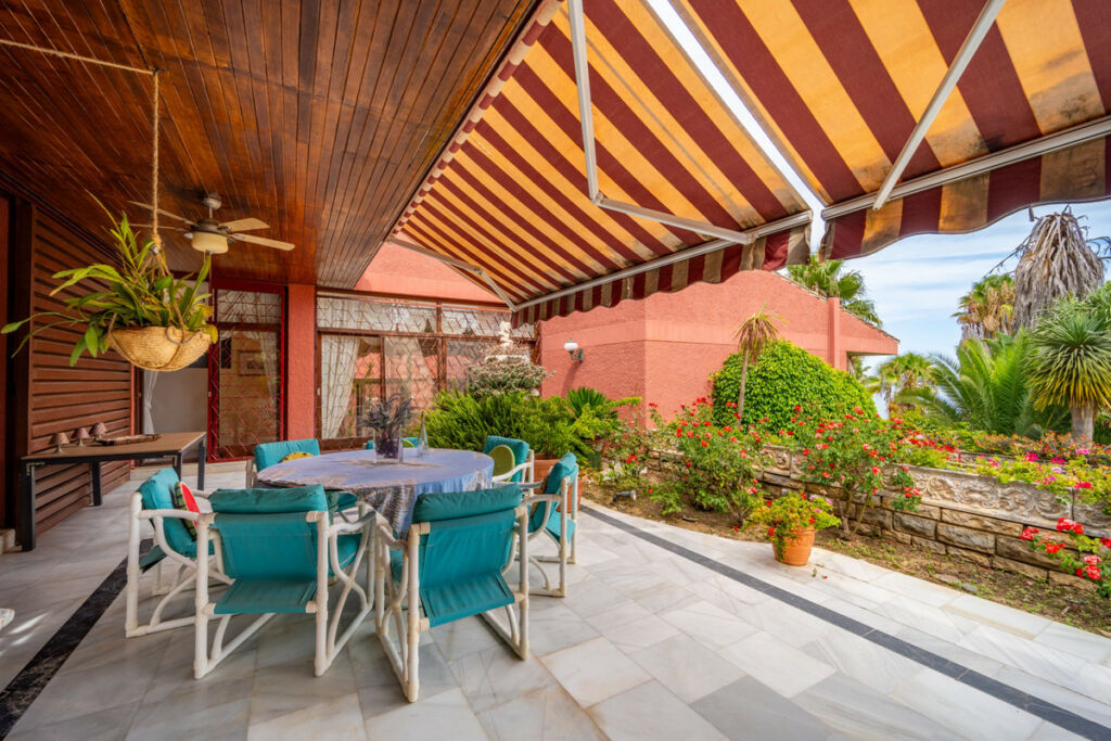 Detached Villa Estepona Málaga - image 9