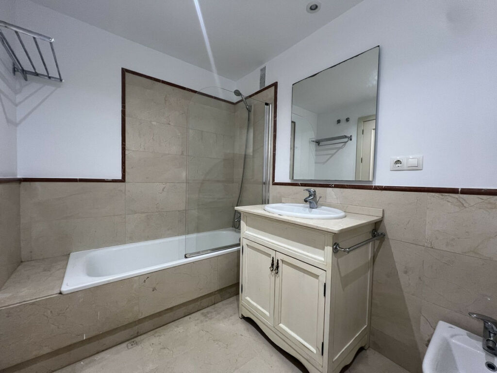 Middle Floor Apartment Nueva Andalucía Málaga - image 9