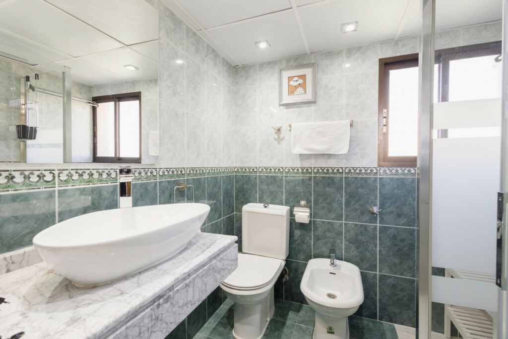Middle Floor Apartment Playamar Málaga - image 9