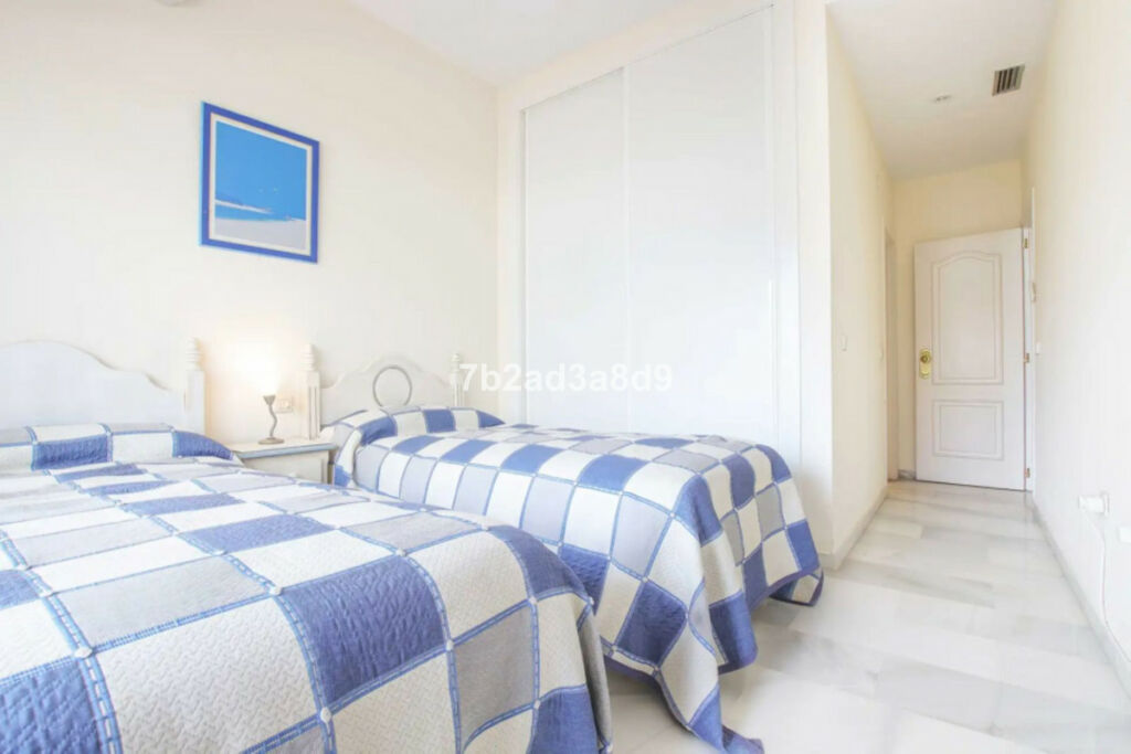 Middle Floor Apartment Nueva Andalucía Málaga - image 9